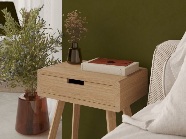Petite table de chevet en chêne avec pieds en bois