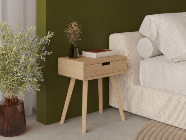 Petite table de chevet en chêne avec pieds en bois