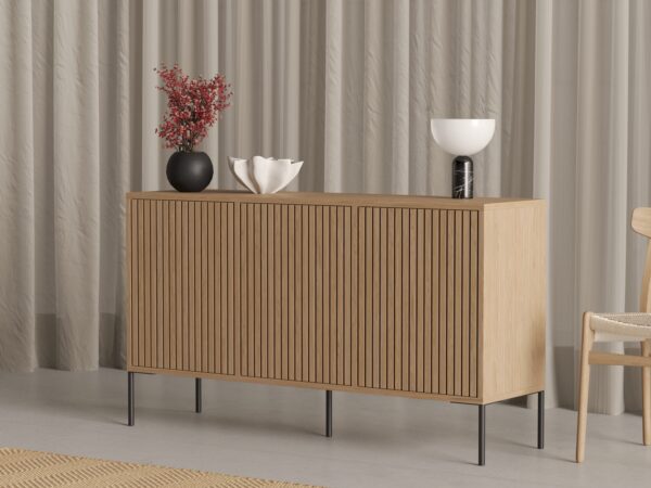 Commode en bois avec portes à lattes en chêne massif