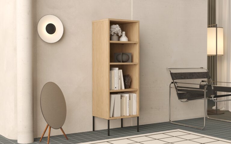Bibliothèque étroite en bois avec pieds en métal noir