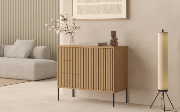 Petite commode avec tiroirs ou portes à lattes de chêne
