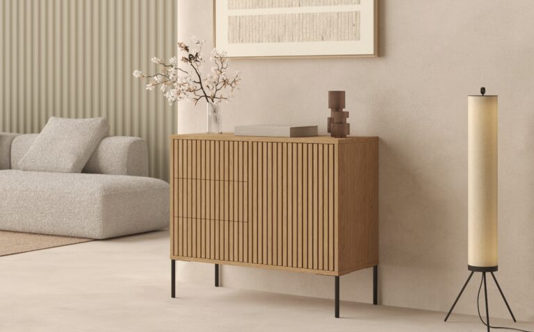 Petite commode avec tiroirs ou portes à lattes de chêne