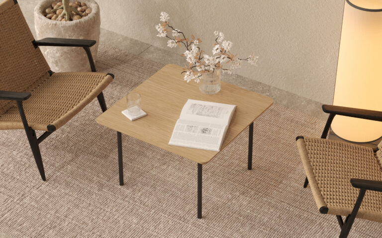 Table basse carrée avec plateau en chêne et pieds en métal