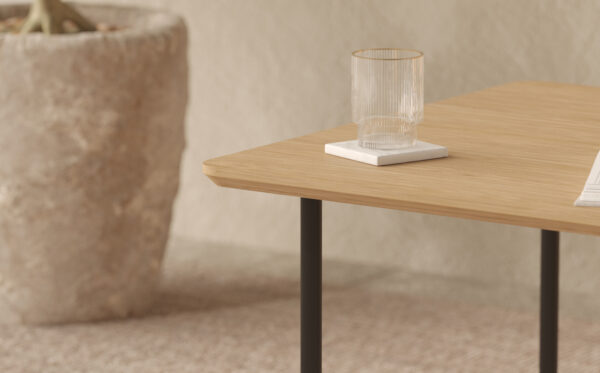 Table basse carrée avec plateau en chêne et pieds en métal