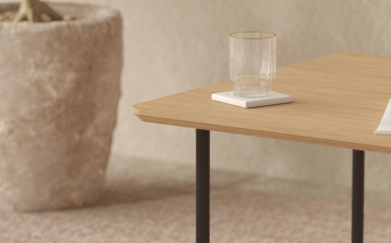 Table basse carrée avec plateau en chêne et pieds en métal