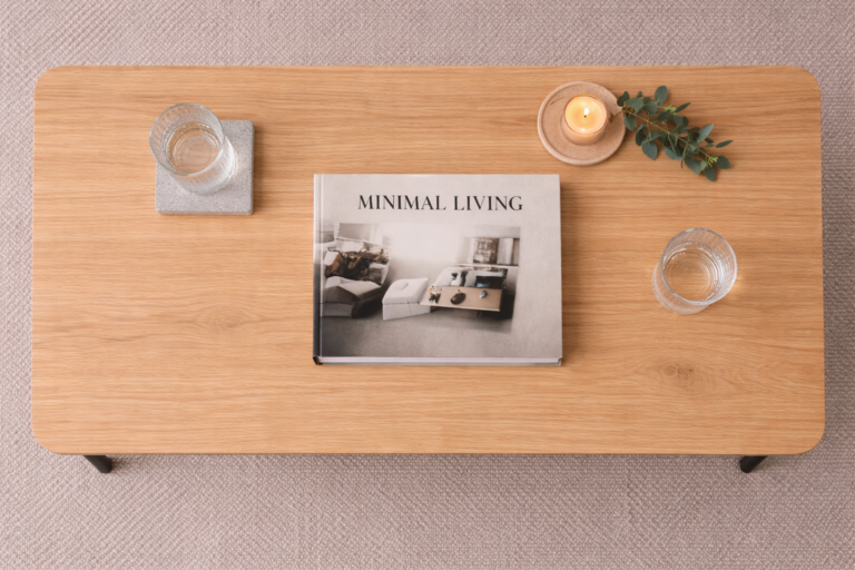 Table basse minimaliste avec plateau en bois et pieds en métal