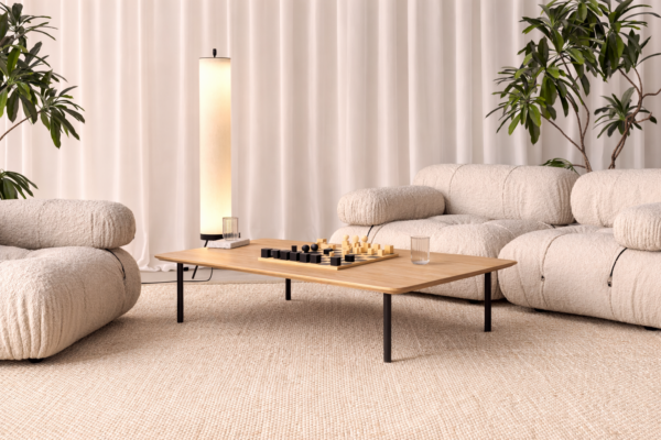 Table basse minimaliste avec plateau en bois et pieds en métal